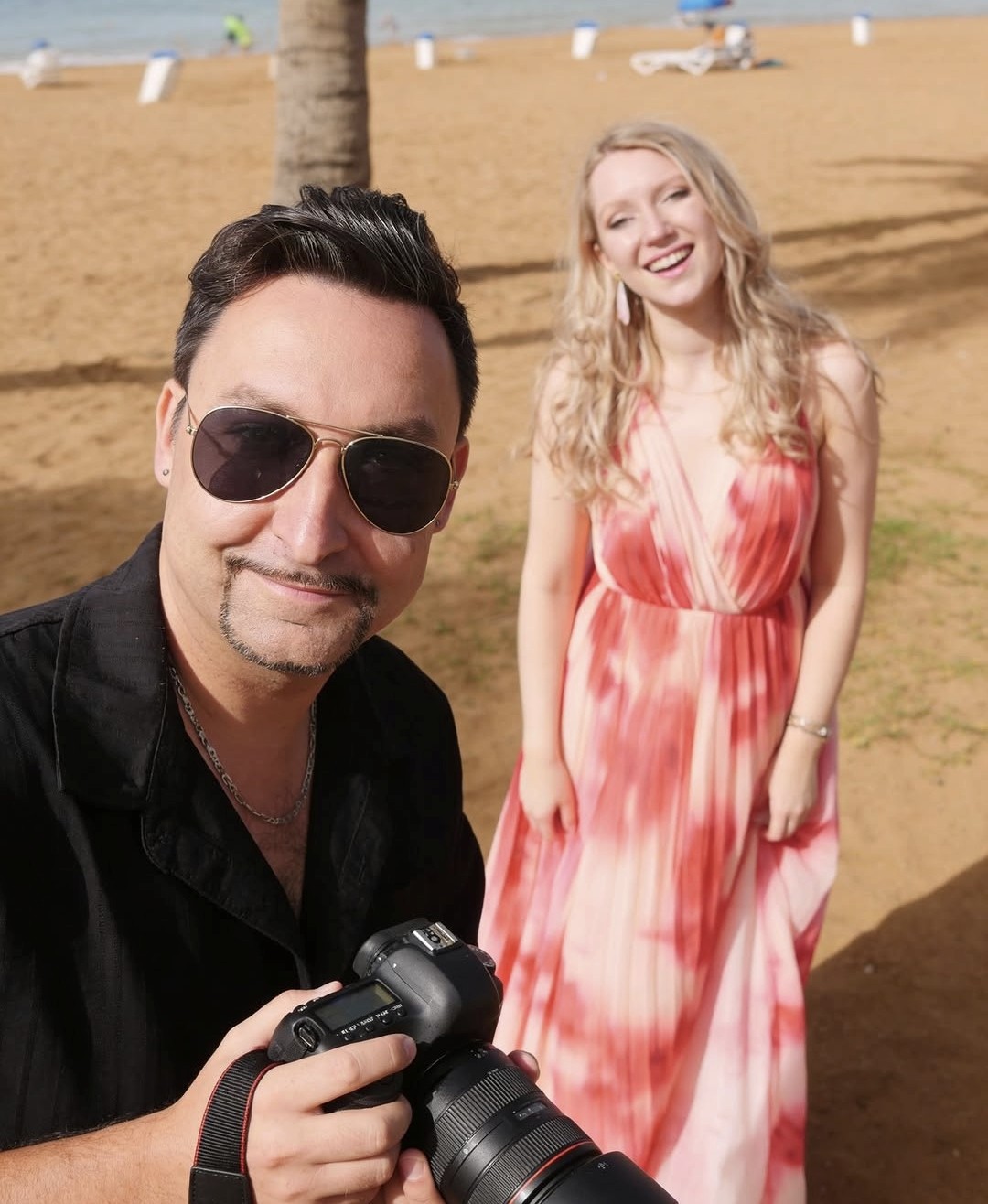 Denny Schönemann mit Kamera und Künstlerin während einer Videoproduktion am Strand